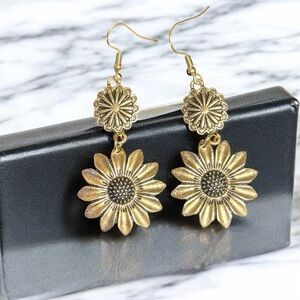 🔥2/$24 or 3/$30🔥 Gold Floral Dangle Earrings🔥
